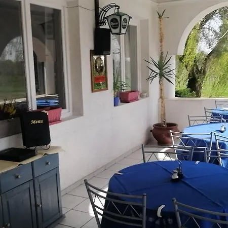 Flamingo Etterem, Maganszallashely Ubytování v soukromí Somlojeno