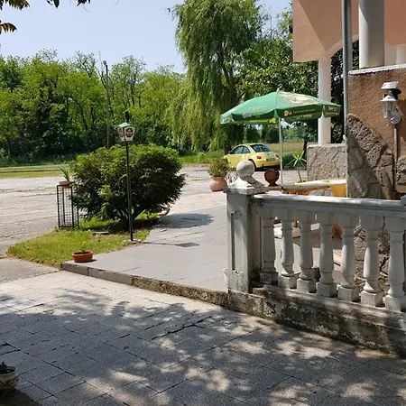 Flamingo Etterem, Maganszallashely *