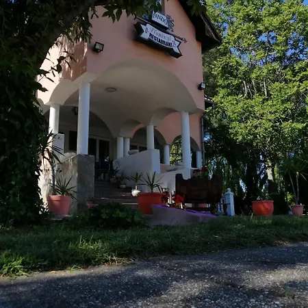 Flamingo Etterem, Maganszallashely Ubytování v soukromí Somlojeno
