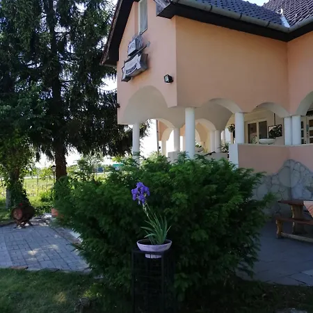 Ubytování v soukromí Flamingo Etterem, Maganszallashely Somlojeno